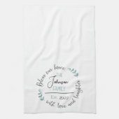 Segen Sie unsere Zuhause-Familienname Monogram Geschirrtuch (Vertikal)