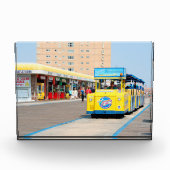 Sehen Sie sich das Straßenbahnauto bitte an. Fotoblock (Vorderseite)
