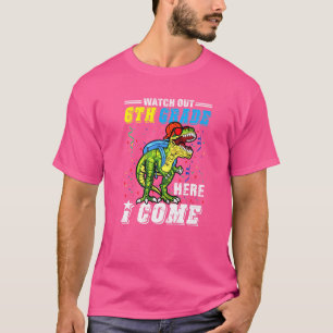 Sehen Sie sich die 6. Klasse an, hier kommen Dinos T-Shirt