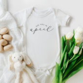 Sehen Sie sich im April Schwangerschaftsankündigun Baby Strampler