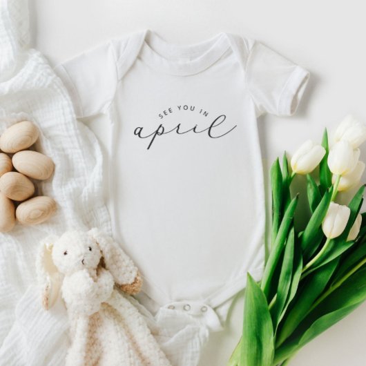 Sehen Sie sich im April Schwangerschaftsankündigun Baby Strampler