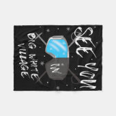 Sehen Sie sich im großen weißen Dorf Wanderurlaub  Fleecedecke (Vorderseite (Horizontal))