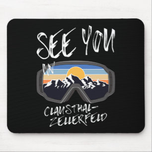 Sehen Sie sich in der Snowboarding Vacat in Claust Mousepad