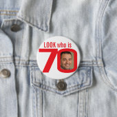 Sehen Sie, wer auf der weißen Taste 70 Foto rot is Button (Beispiel)