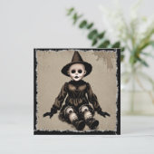 Sehr Beängstigendes Creepy Doll Halloween-Party Einladung (Stehend Vorderseite)