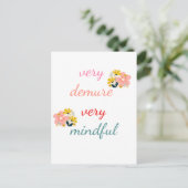 sehr Demure, sehr zurückhaltend Postkarte (Stehend Vorderseite)