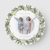 Sehr frohe Kiefer und blumige Winterkränze Weihnac Runde Wanduhr (Vorderseite)