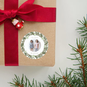 Sehr fröhlicher Kiefern- und Blumenzwinterkranz We Runder Aufkleber