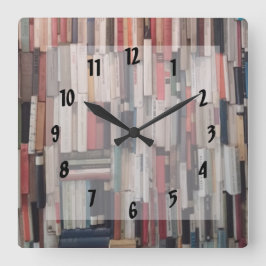 Sehr hohe Wand der Bücher Quadratische Wanduhr
