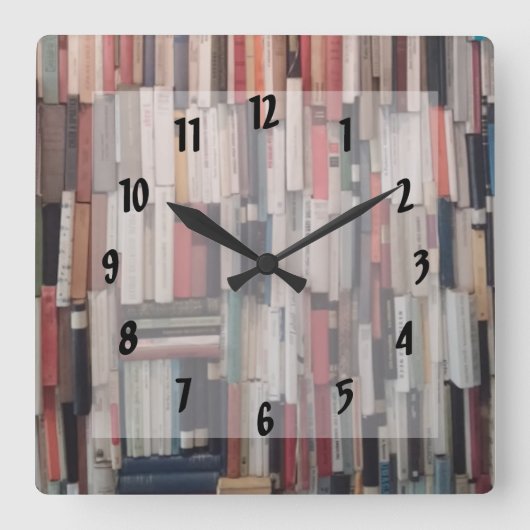 Sehr hohe Wand der Bücher Quadratische Wanduhr (Vorderseite)