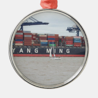 Sehr kleine Yacht sehr große Schiff! Silbernes Ornament