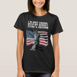 Sehr liberal mit meinem Whisky 4. Juli trinken T-Shirt