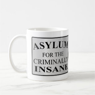 Sehr lustiges Asyl für das verbrecherisch gesunde Kaffeetasse