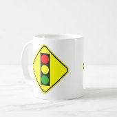 Sehr lustiges Zeichen des klassischen Verkehrs Kaffeetasse (Vorderseite Links)