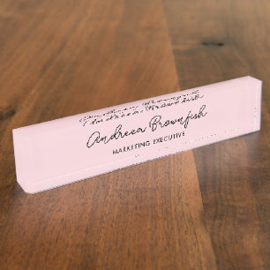 Sehr schicke rosafarbene Blush mit schwarzer Schri Namensplakette