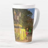 Sehr schönes Design auf Milchtasse (Rechte Ecke)