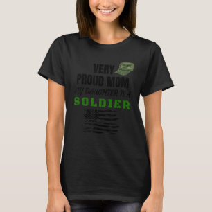 Sehr stolze Mama meine Tochter ist ein Soldat Desi T-Shirt