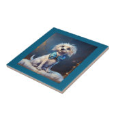 Sehr süßer kleiner Hund mit blauer Fliege Fliese (Seite)