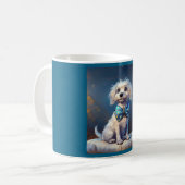 Sehr süßer kleiner Hund mit blauer Fliege Kaffeetasse (Vorderseite Links)