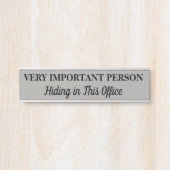 Sehr wichtige Person, die die Türschildkröte trägt Türschild (Vorderseite )