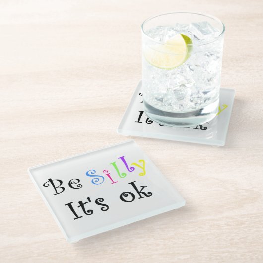 Sei Albern, es ist OK!-Glas-Untersetzer Glasuntersetzer (Schrägansicht)
