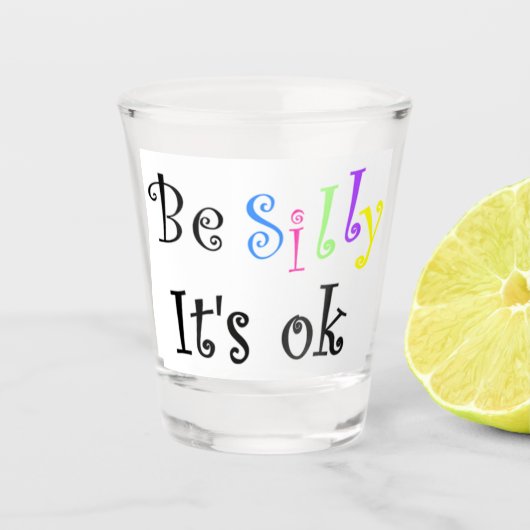 Sei Albern, es ist OK Schnapsglas (Vorderseite)