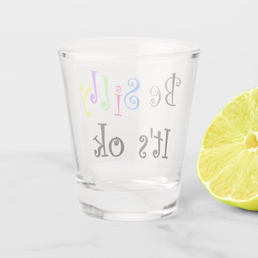 Sei Albern, es ist OK Schnapsglas (Rückseite)