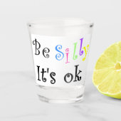 Sei Albern, es ist OK Schnapsglas (Vorderseite)