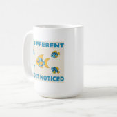 Sei anders, um T - Shirt zu bemerken Kaffeetasse (Vorderseite Links)