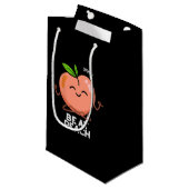 Sei bei Peach Funny Fruit Pun Dark BG Kleine Geschenktüte (Vorderseite Schrägansicht)