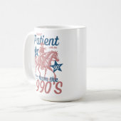 Sei bitte geduldig mit mir, ich bin aus dem 19. Ja Kaffeetasse (Vorderseite Links)