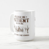 Sei bitte geduldig mit mir, ich bin aus dem 19. Ja Kaffeetasse (Vorderseite Links)