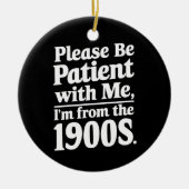 Sei bitte geduldig mit mir, ich bin aus dem 19. Ja Keramik Ornament (Vorne)