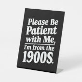 Sei bitte geduldig mit mir, ich bin aus dem 19. Ja Sockelschild (Vorderseite)