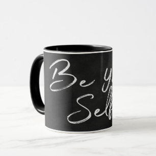 "Sei dein eigenes Selfie"-Text auf schwarzer Tafel Tasse