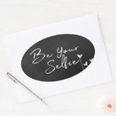 "Sei dein Selfie"-Text auf der Tafel Ovaler Aufkleber (Umschlag)