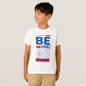 Sei demütig oder sei ein bescheidener Junge T-Shirt (Vorne ganz)