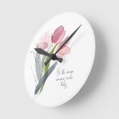 Sei der Grund, dass heute jemand lächelt, rot-rosa Runde Wanduhr (Winkel)