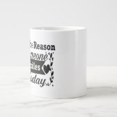 Sei der Grund, warum heute jemand lächelt Jumbo-Tasse (Vorderseite)