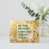 Sei der Grund, warum heute jemand lächelt Postkarte (Stehend Vorderseite)