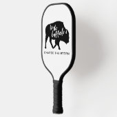 Sei der Sturm der Buffalo-Silhouette Pickleball Schläger (Links)