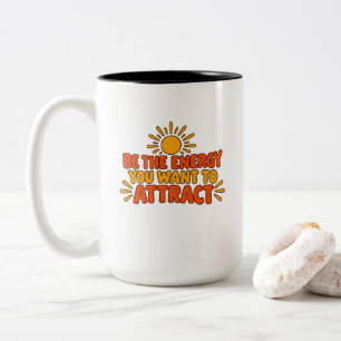 Sei die Energie, die du anziehen möchtest T-Shirt Zweifarbige Tasse