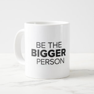Sei die größere Person Jumbo-Tasse