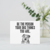 Sei die Person, die dein Hund für dich hält Postkarte (Stehend Vorderseite)