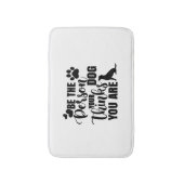 Sei die Person, die dein Hund Will Badematte (Vorderseite Vertikal)