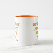 Sei die Veränderung, die du sehen willst Zweifarbige Tasse (Mittel)