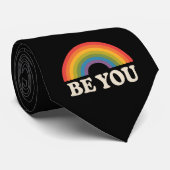 Sei du schwul lesbischer Pride LGBTQ Ally Rainbow Krawatte (Gerollt)