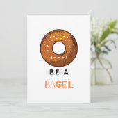 Sei ein Bagel Funny Food Pub Bagel Lover Design Einladung (Stehend Vorderseite)