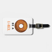 Sei ein Bagel Funny Food Pub Bagel Lover Design Gepäckanhänger (Vorderseite horizontal)