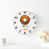 Sei ein Bagel Funny Food Pub Bagel Lover Design Große Wanduhr